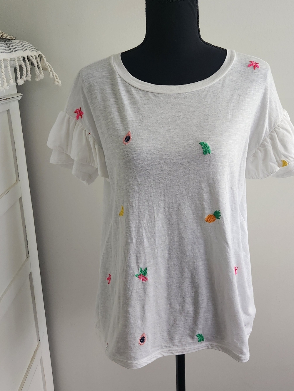 CROWN & IVY EMBROIDERED FRUIT RUFFLE SLEEVE TEE